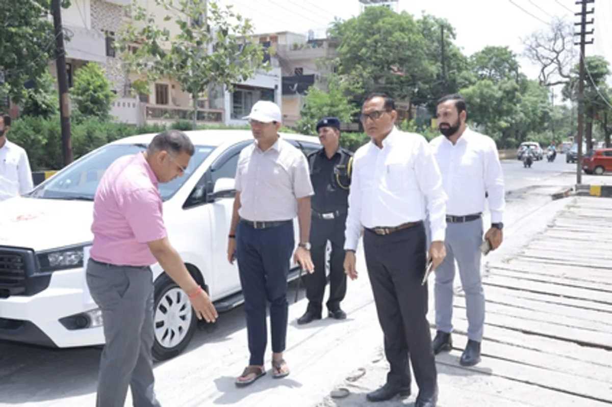 सफाई में लापरवाही पर नोएडा प्राधिकरण सख्त, अभियंता का वेतन रोका; कंपनी पर 1 लाख जुर्माना सफाई में लापरवाही पर नोएडा प्राधिकरण सख्त, अभियंता का वेतन रोका; कंपनी पर 1 लाख जुर्माना